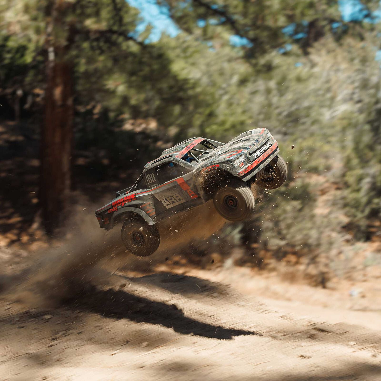 ARRMA Mojave 6S EXB V3 ARA7704V3T1 — δράση σε χώμα