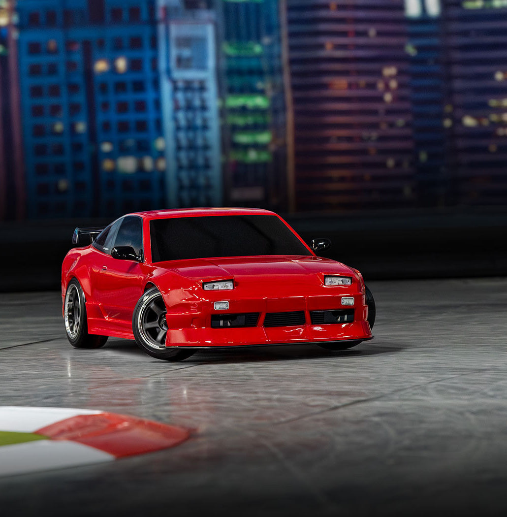 Traxxas Nissan 240SX κόκκινο σε πίστα drift