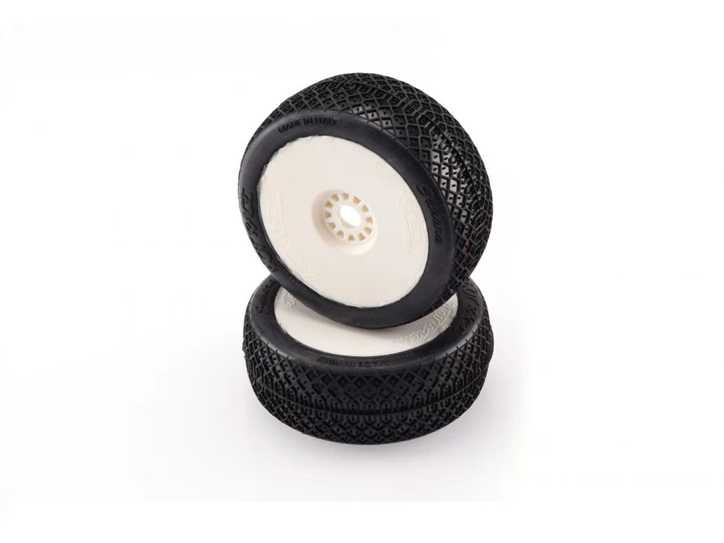 HOT RACE - 1/8 COMPETITION TYRES - SAHARA PRE GLUED ON WHITE RIMS ( 2 PCS )